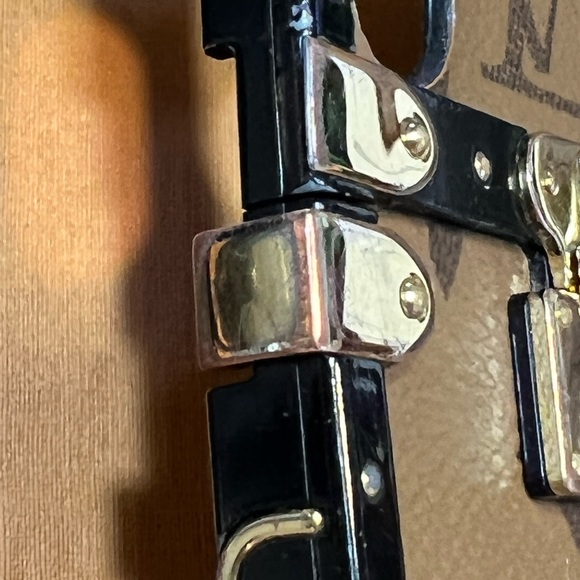 LOUIS VUITTON EYE TRUNK MONOGRAM REVERSE W/ STRAP IPHONE X/XS. - Picture 14 of 16